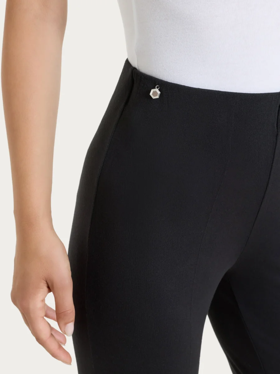 Pantalone capri con spacchetti in jersey di viscosa crêpe - Nero - immagine 4