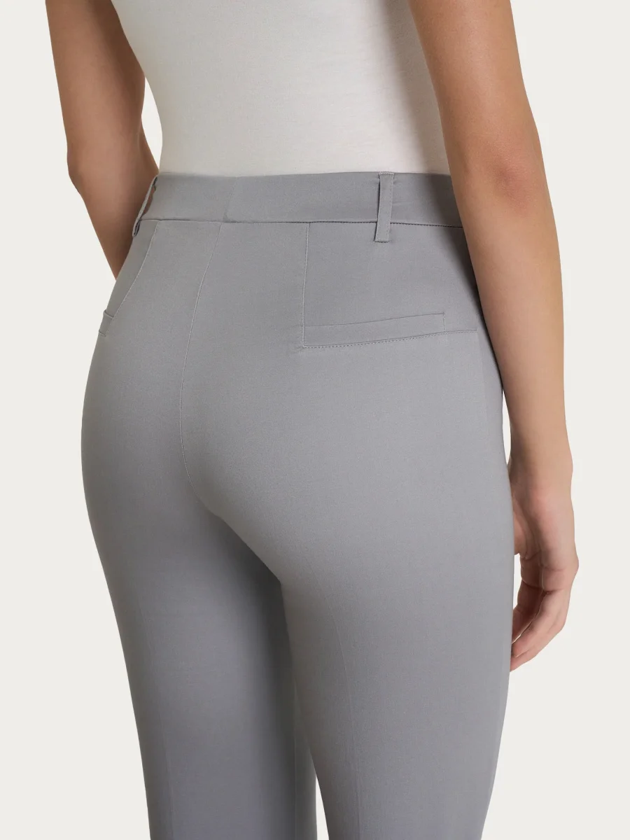 Pantalone flare con spacchetti in Satin Power - Ultimate Gray - immagine 4