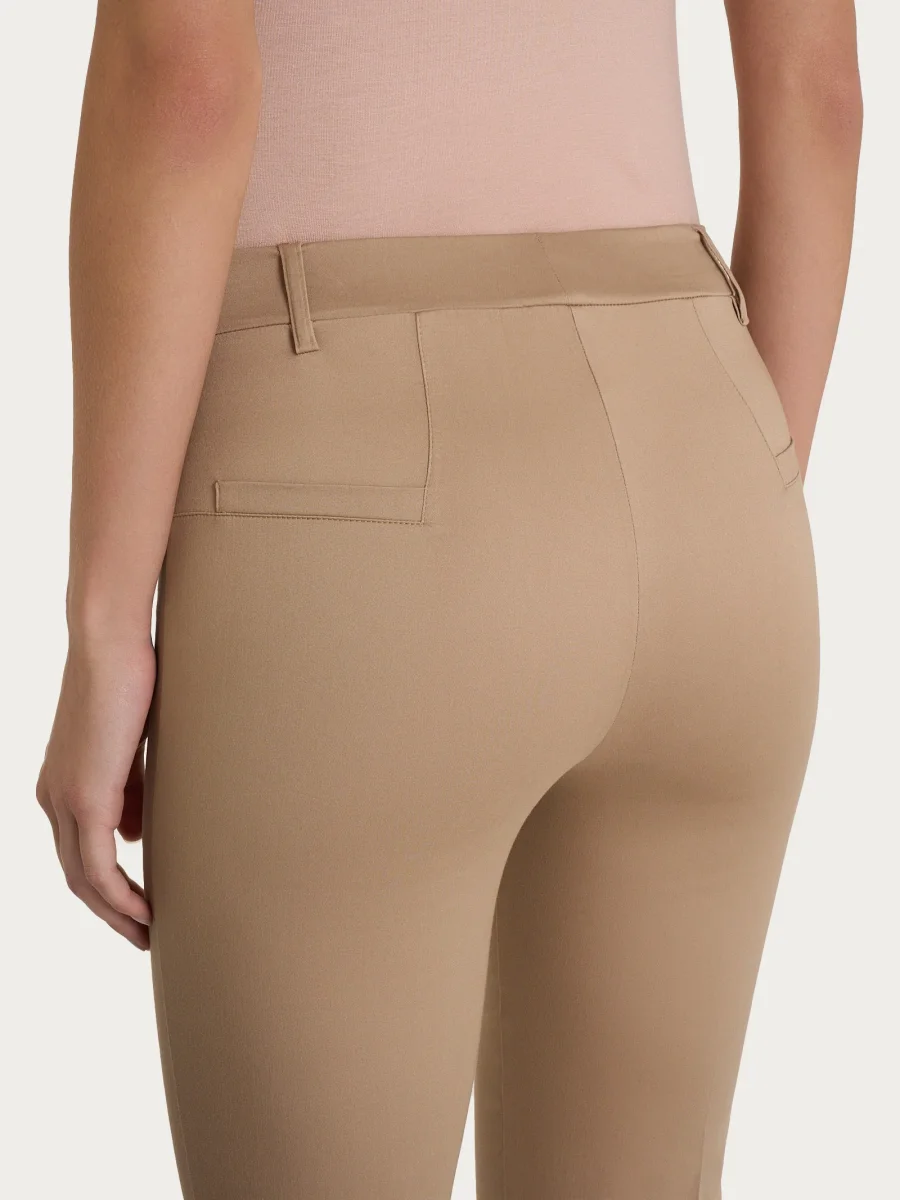 Pantalone flare alla caviglia in Satin Power - Warm Taupe - immagine 4