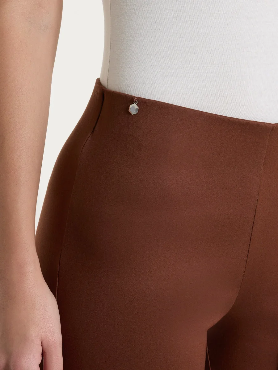 Pantalone a sigaretta con spacchetti in Satin Power - Cappuccino - immagine 4