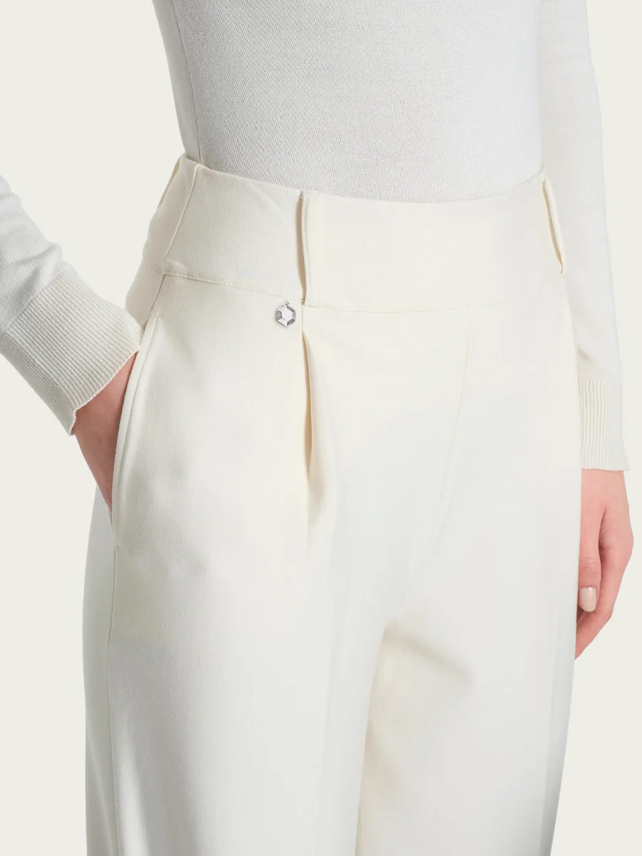 Pantalone a carota con tasche e pinces in Compact - Plum Perfect - immagine 4