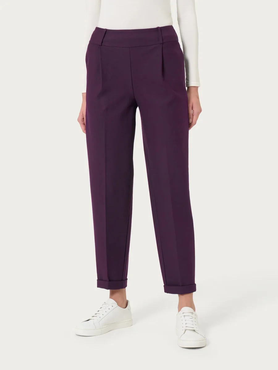 Pantalone a carota con tasche e pinces in Compact - Plum Perfect