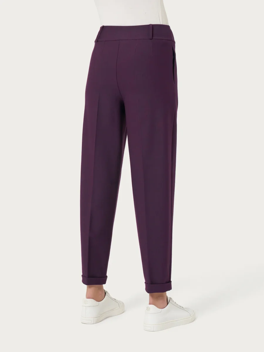 Pantalone a carota con tasche e pinces in Compact - Plum Perfect - immagine 3