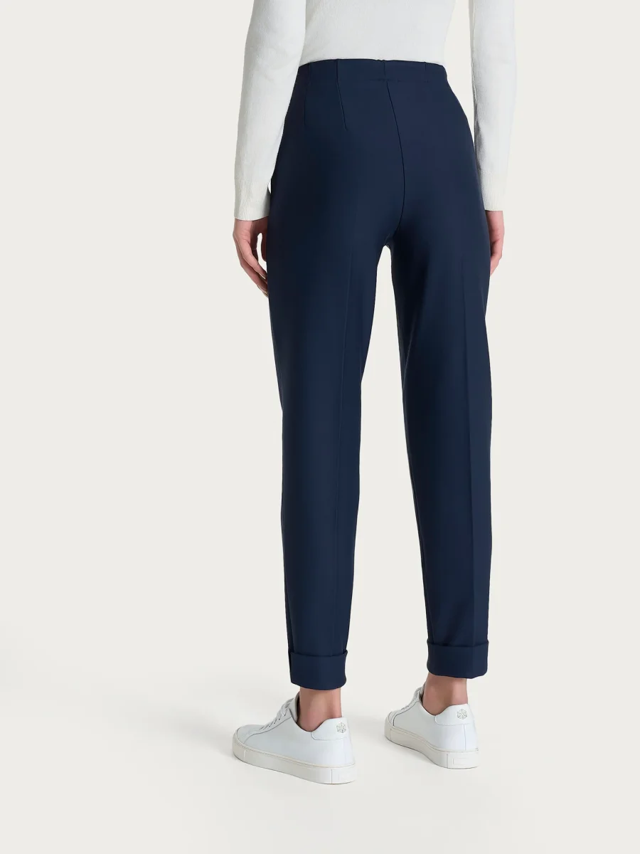 Pantalone a carota con tasche in tessuto Compact - Persia - immagine 5