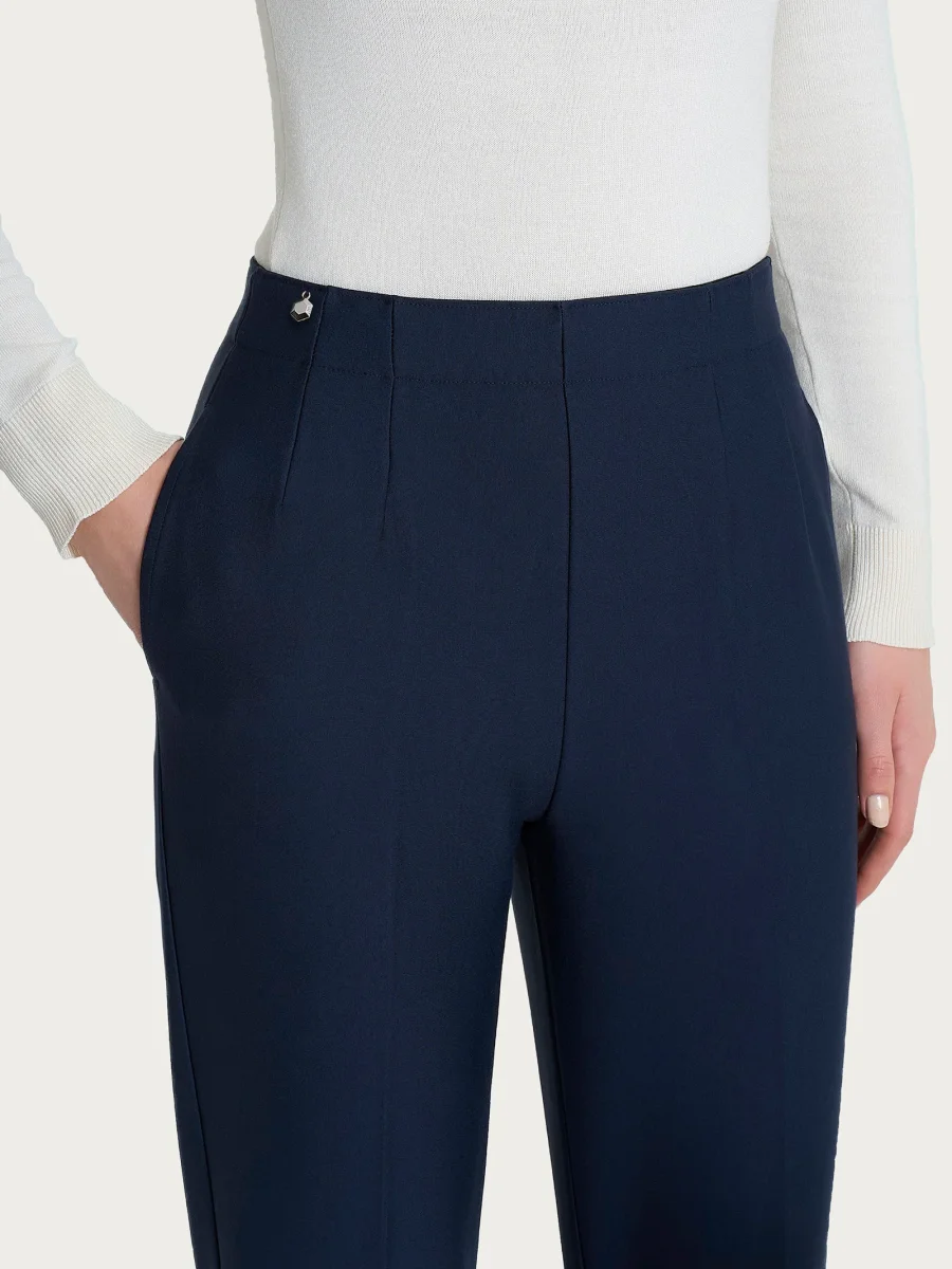 Pantalone a carota con tasche in tessuto Compact - Persia - immagine 6