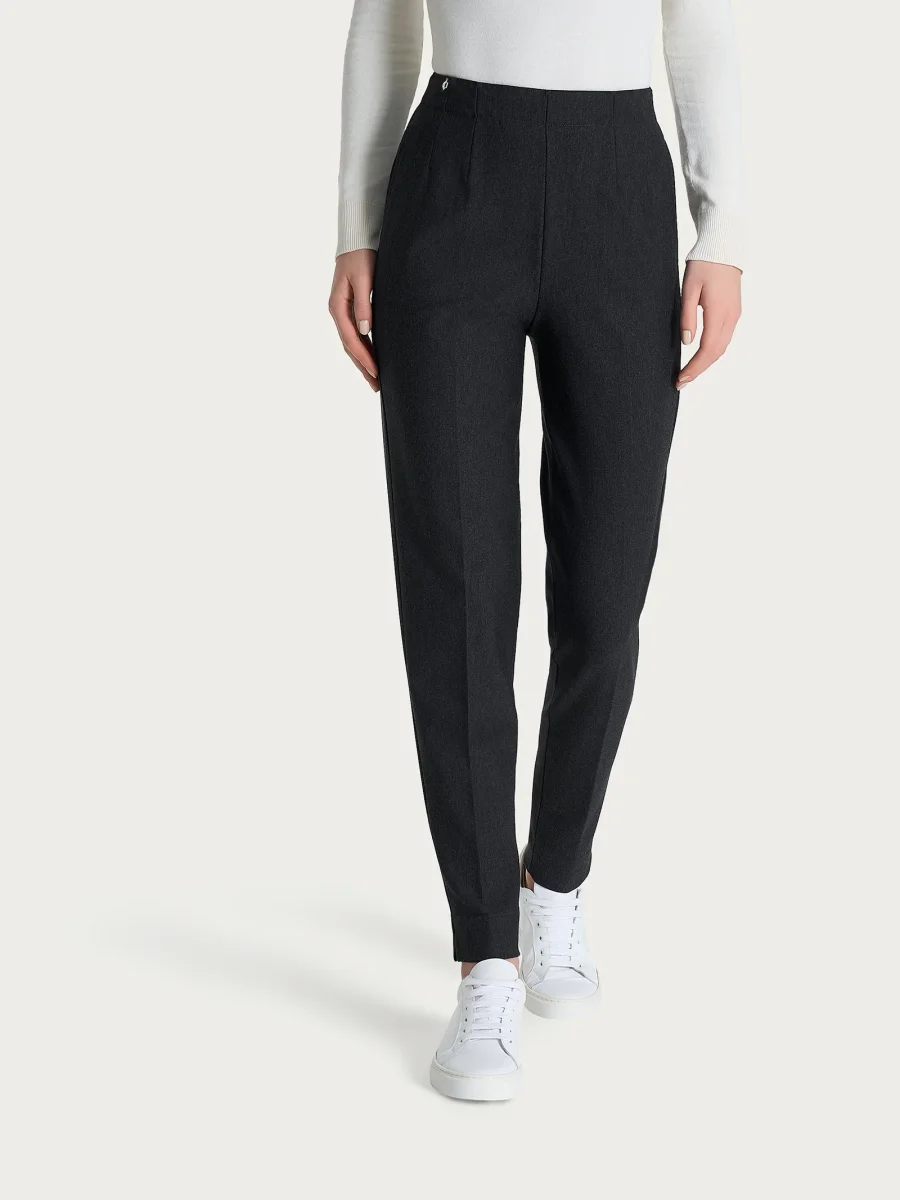 Pantalone a carota con tasche in tessuto Compact - Oscuro Mel. - immagine 2