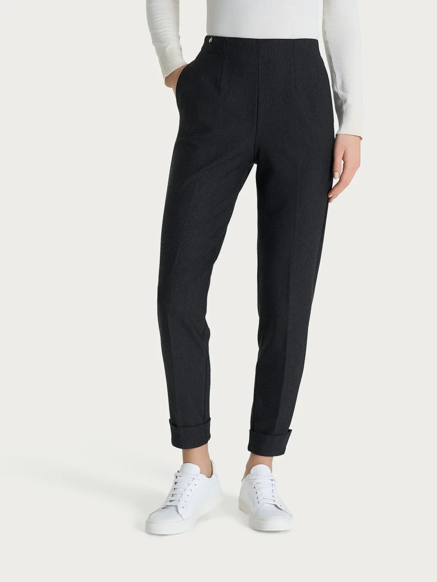 Pantalone a carota con tasche in tessuto Compact - Oscuro Mel. - immagine 3