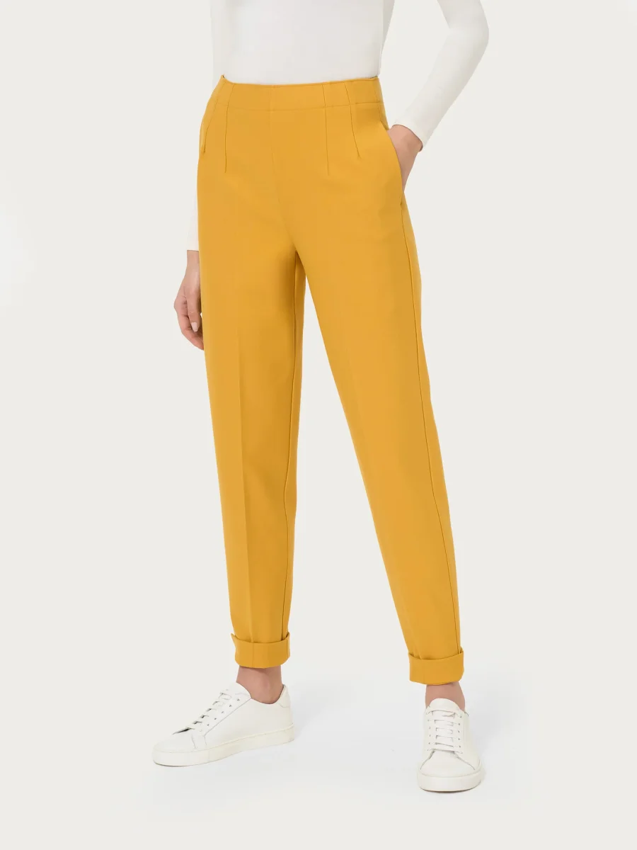 Pantalone a carota con tasche in tessuto Compact - Golden Spice - immagine 2