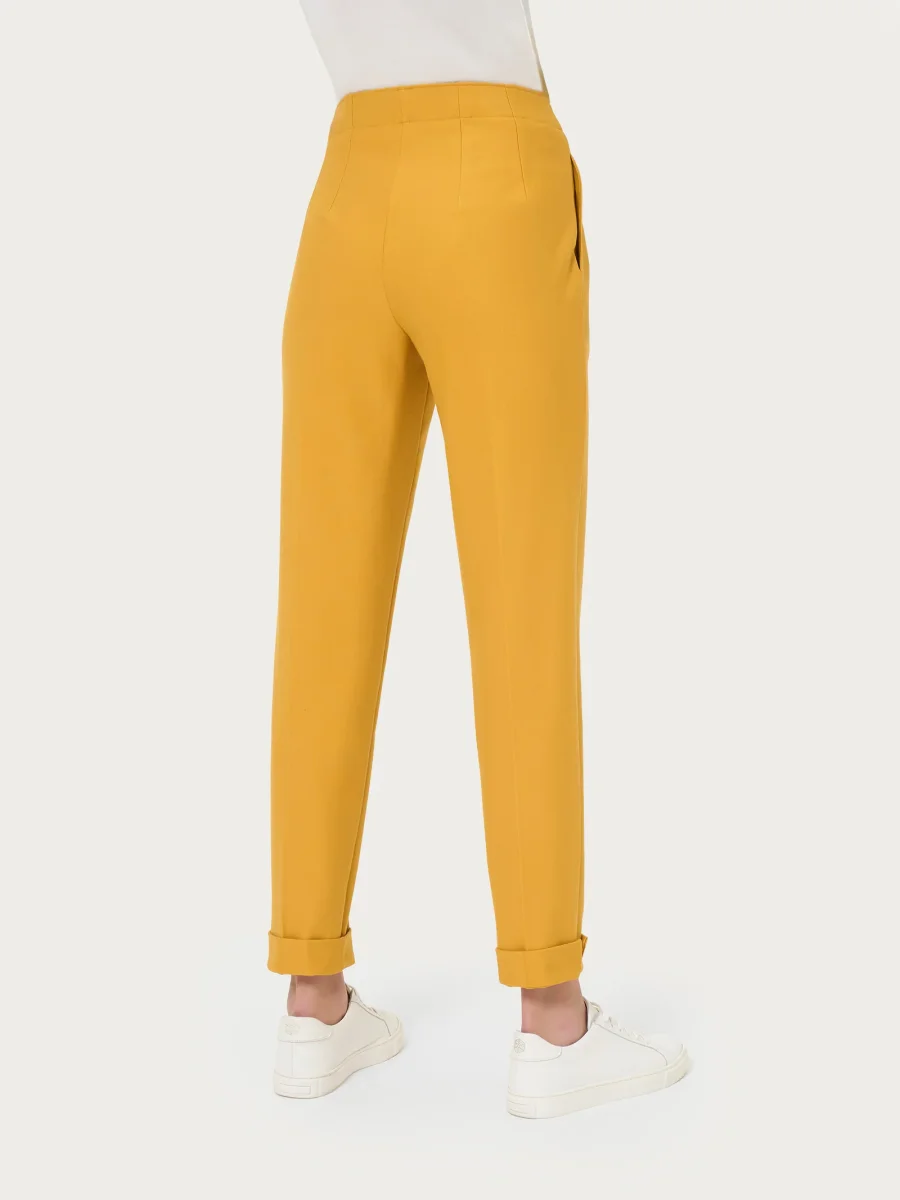 Pantalone a carota con tasche in tessuto Compact - Golden Spice - immagine 3
