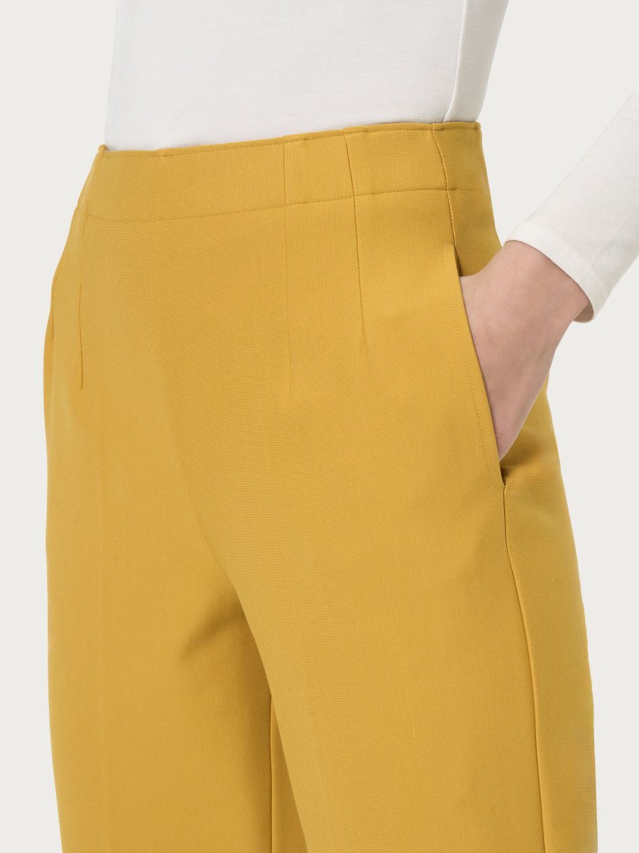 Pantalone a carota con tasche in tessuto Compact - Golden Spice - immagine 4