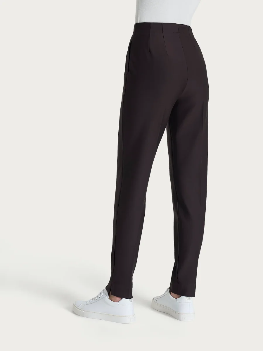 Pantalone a carota con tasche in tessuto Compact - Chocolate Torte - immagine 4