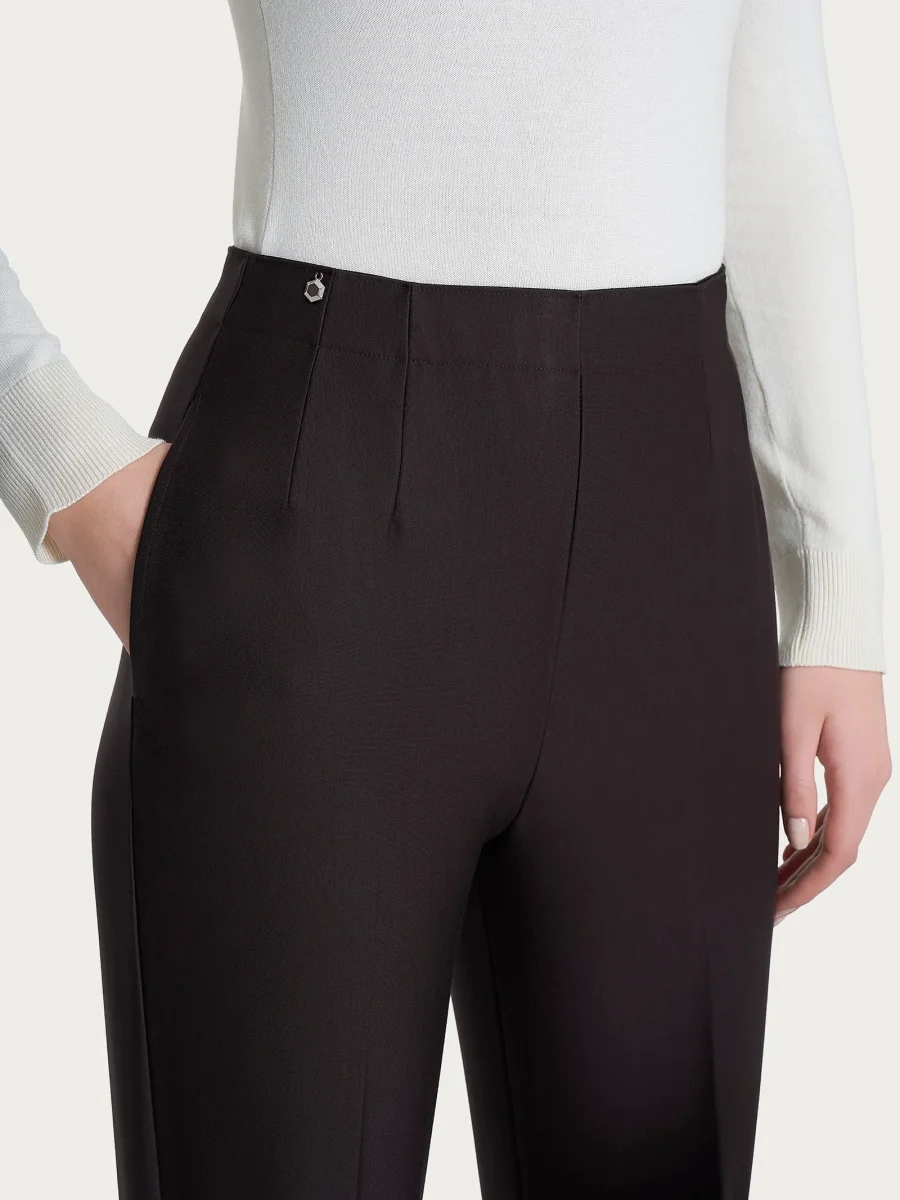 Pantalone a carota con tasche in tessuto Compact - Chocolate Torte - immagine 6