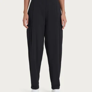 Pantalone a carota con tasche e pinces in Super Fresh - Nero