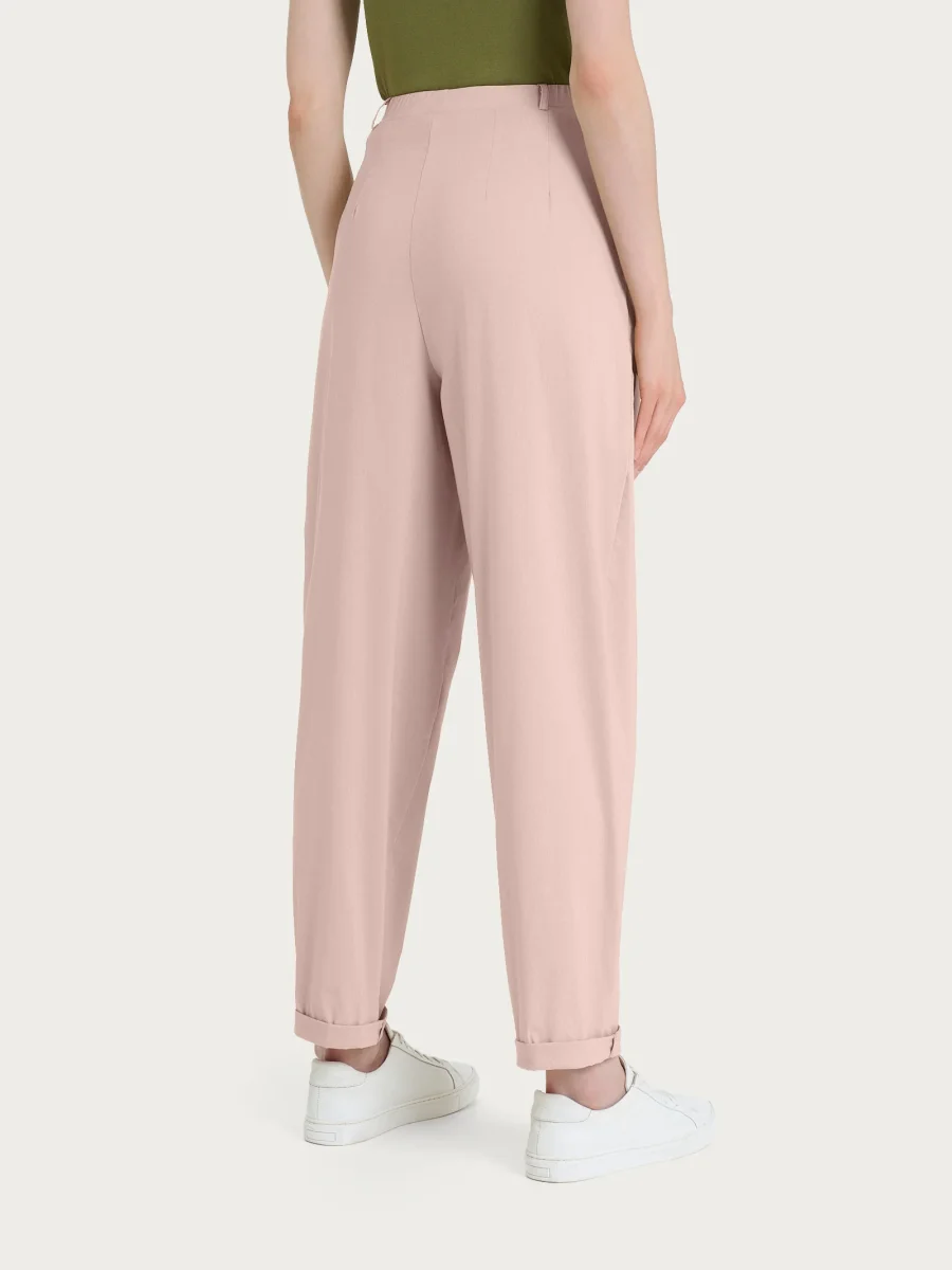Pantalone a carota con tasche e pinces in Super Fresh - Cameo Rose - immagine 3