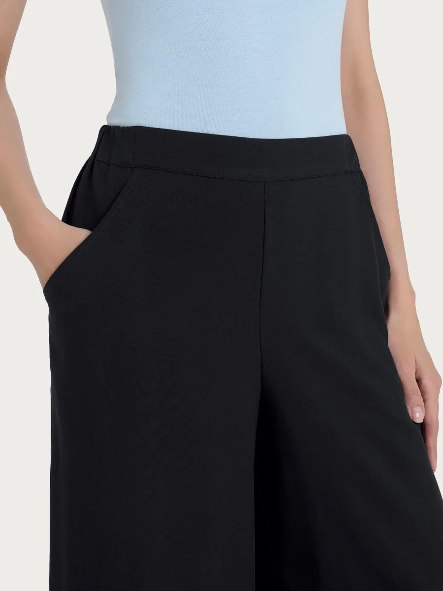 Pantalone a palazzo con tasche in Ecoseta - Nero - immagine 4