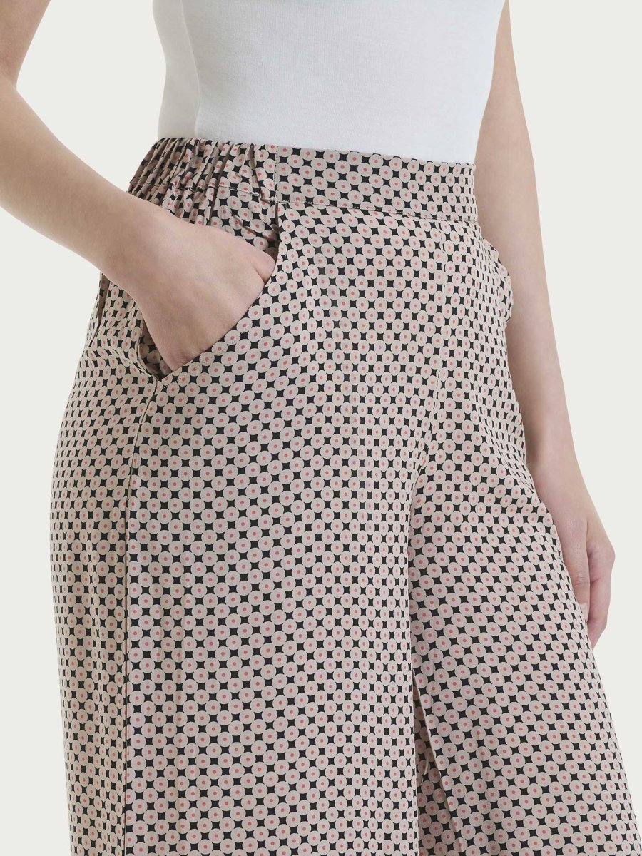 Pantalone a palazzo con tasche e micro pattern in Ecoseta - Fant.Nero - immagine 4