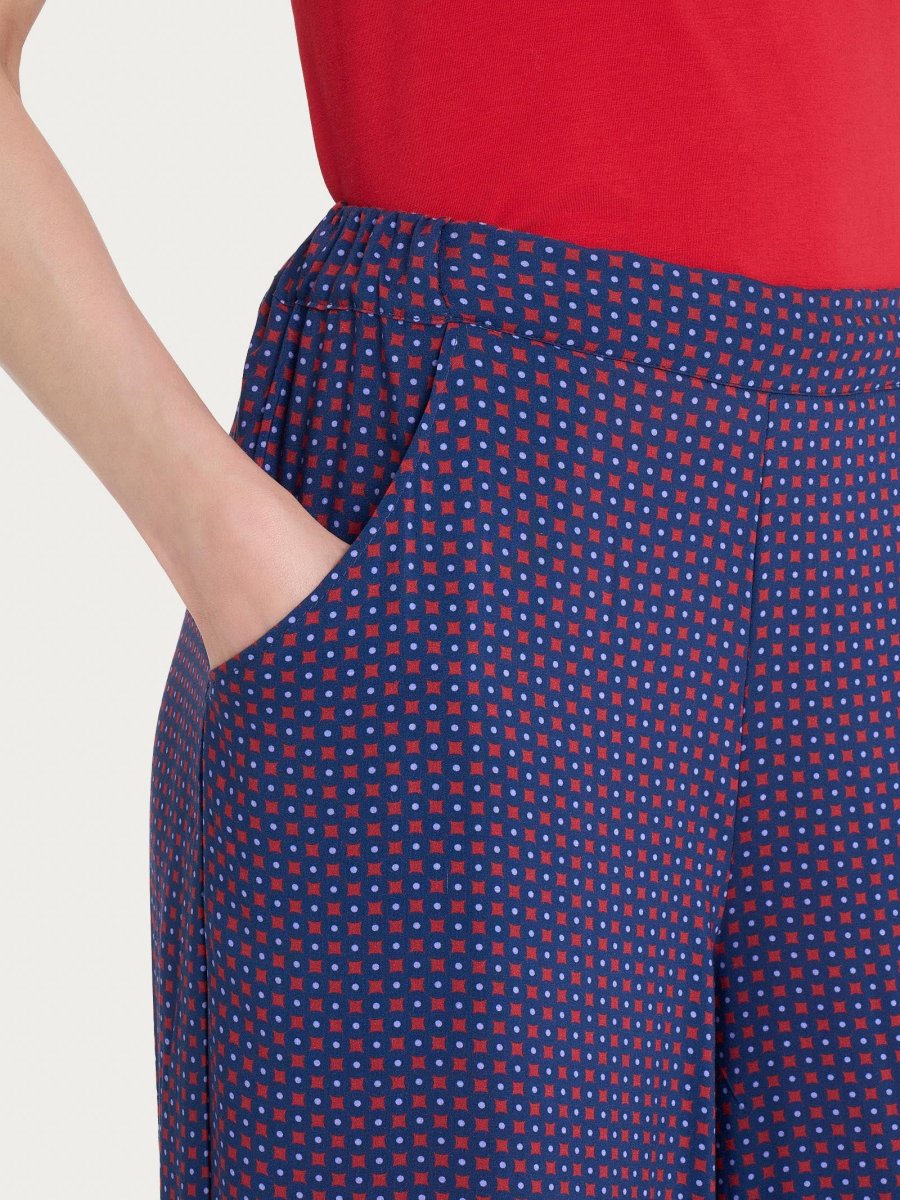 Pantalone a palazzo con tasche e micro pattern in Ecoseta - Fant. Salsa - immagine 4