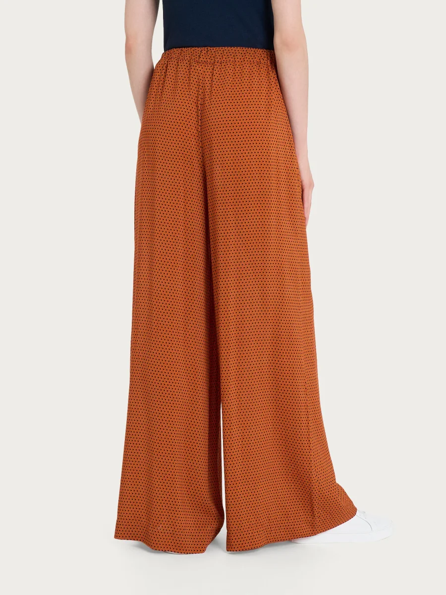 Pantalone a palazzo con tasche e hexagon pattern in Ecoseta - Fant. Red Ochre - immagine 3