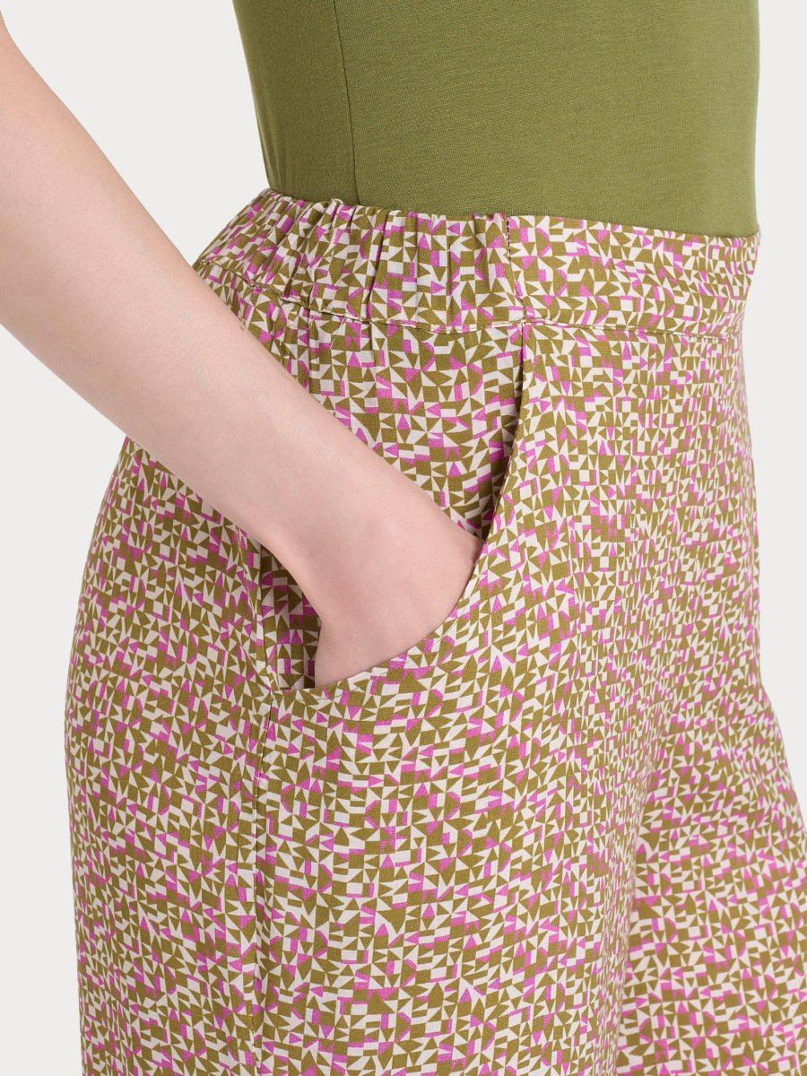 Pantalone ampio con tasche con geometric pattern in Ecoseta - Fant. Cattleya Orchid - immagine 4