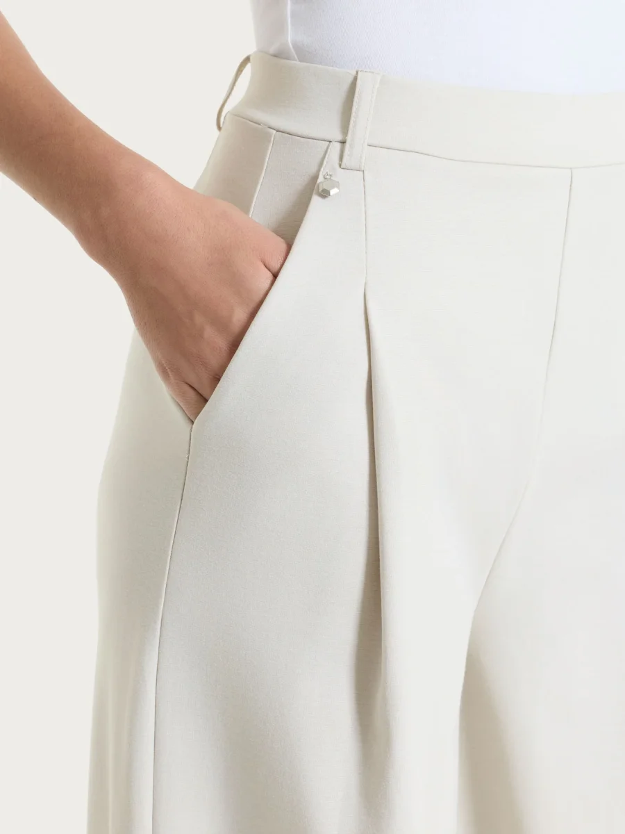 Pantalone lungo a palazzo con tasche e pinces in Compact Light - Champignon - immagine 4