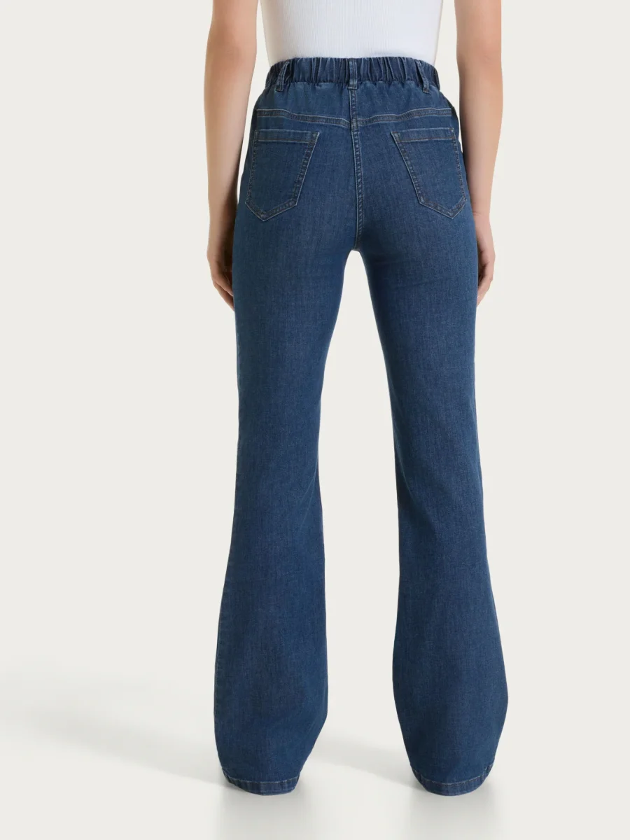 Jeans flare con tasche e vita piatta in Light Denim - Jeans - immagine 3