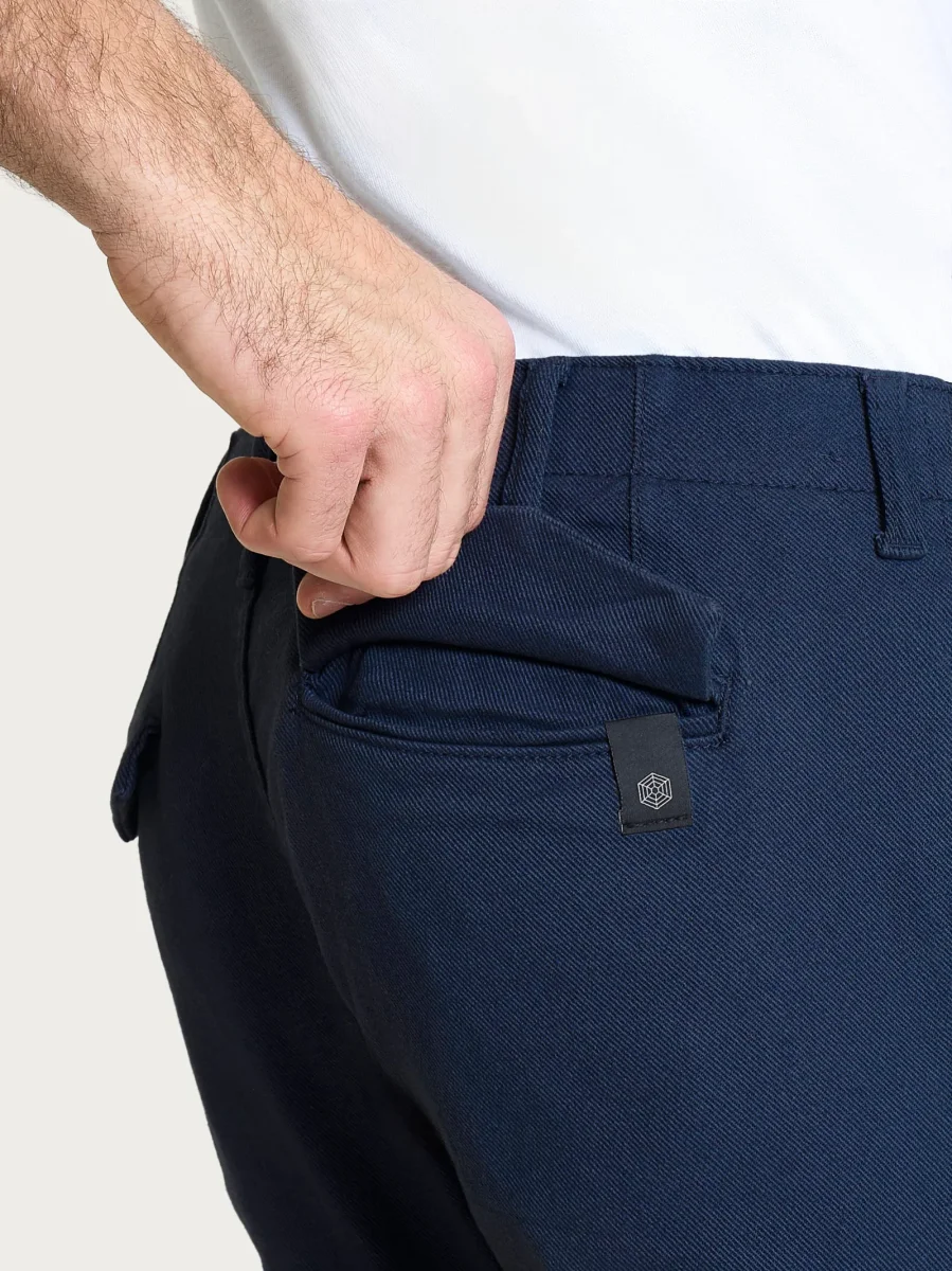 Pantalone chino in Raw Twill di Cotone - Profondo - immagine 4