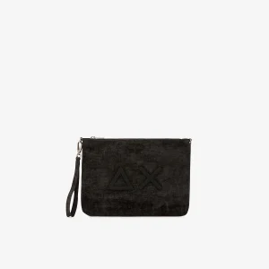 Pochette in velluto con logo nero