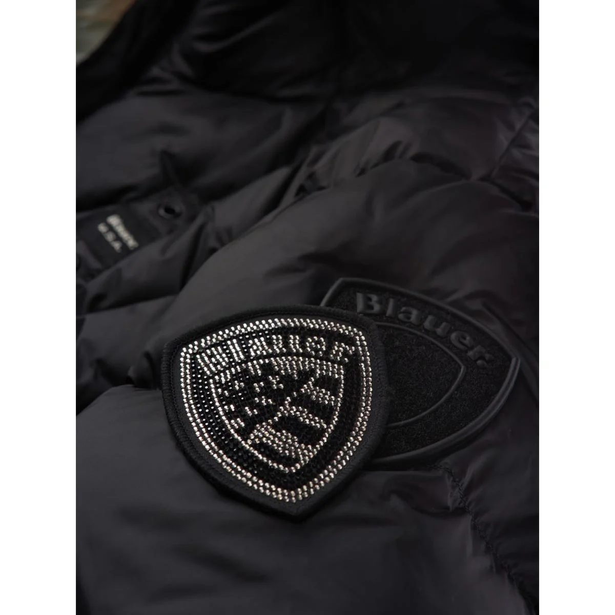 Piumino lungo a linee geometriche - immagine 6