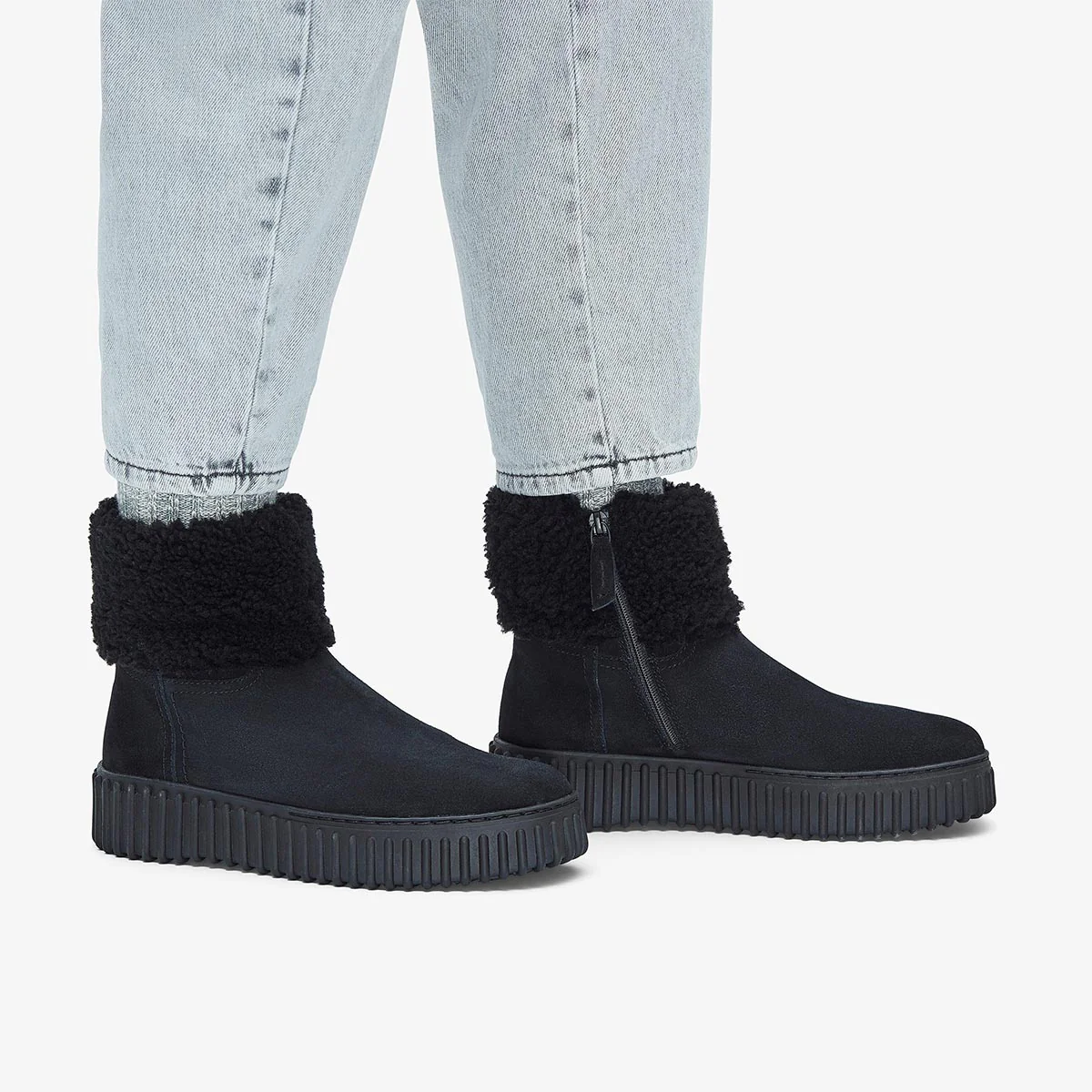 Stivaletto in pelle scamosciata nera - immagine 8